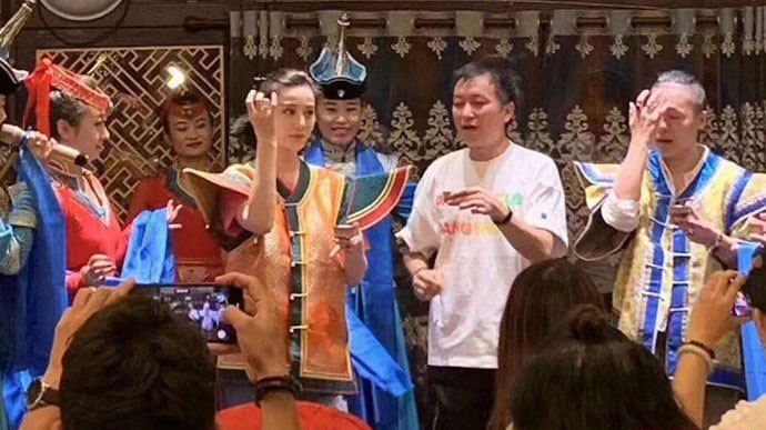 范冰冰素颜现身烤羊店 因为公益而行