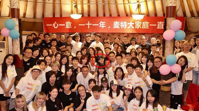 范冰冰素颜现身烤羊店 因为公益而行