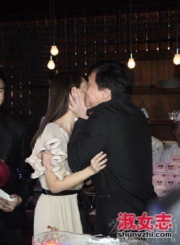 徐静蕾式亲吻法是什么 成龙徐静蕾的“激吻”事件