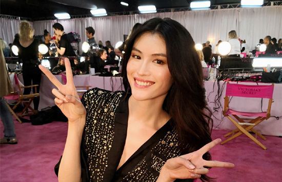 何穗恋情曝光 车内密会3小时的男生是谁