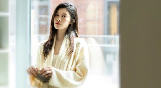 何穗恋情曝光 车内密会3小时的男生是谁