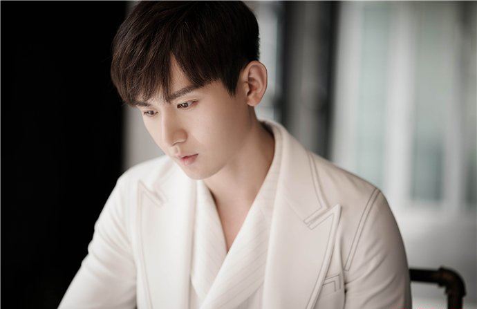 李宏毅和成毅是不是一个人 长的像被认兄弟俩