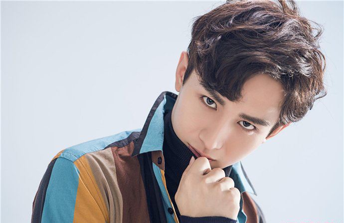 李宏毅和成毅是不是一个人 长的像被认兄弟俩