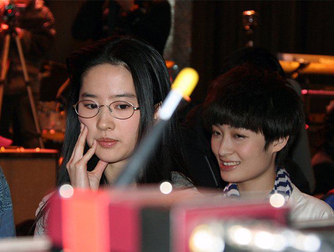 私奔曾轶可为什么写给刘亦菲 曾轶可刘亦菲接吻照
