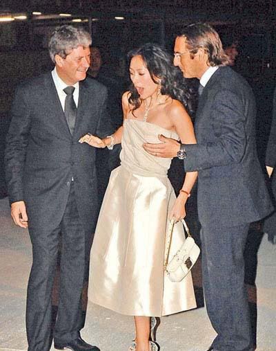 被强吻袭胸推不开 女星遭强吻袭胸照片