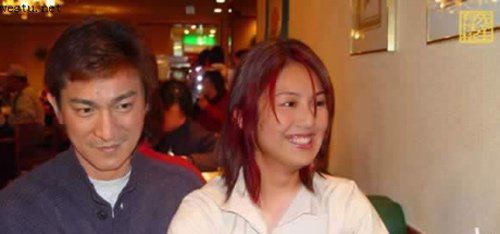 被强吻袭胸推不开 女星遭强吻袭胸照片