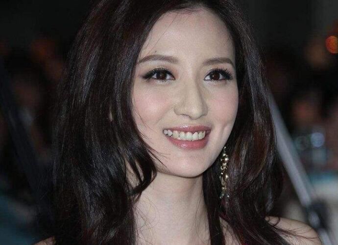 张萌就吐槽林有有角色一事道歉 张萌向林有有道歉自曝追剧太上头