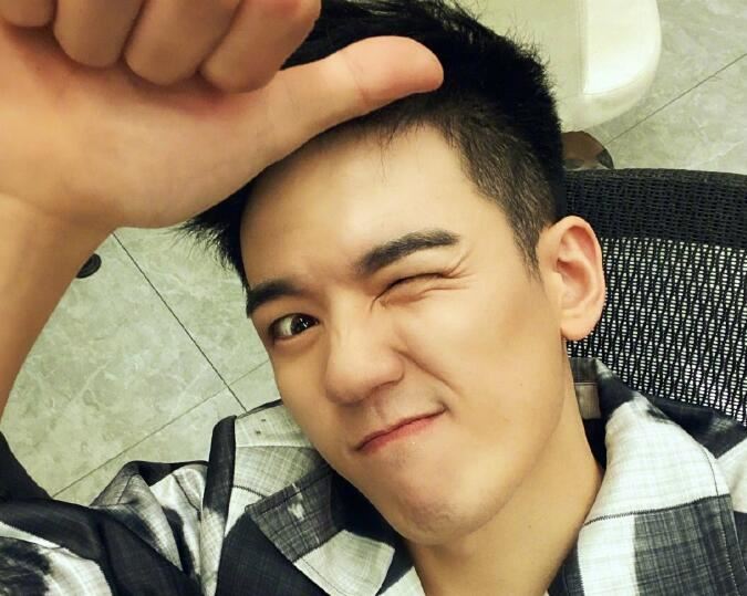 仝卓将复工 工作室半夜拉踩郑云龙被吐槽得了失心疯