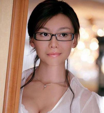 Miumiu巩新亮素颜照 抢眼的巨胸美胸