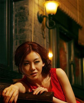 Miumiu巩新亮素颜照 抢眼的巨胸美胸