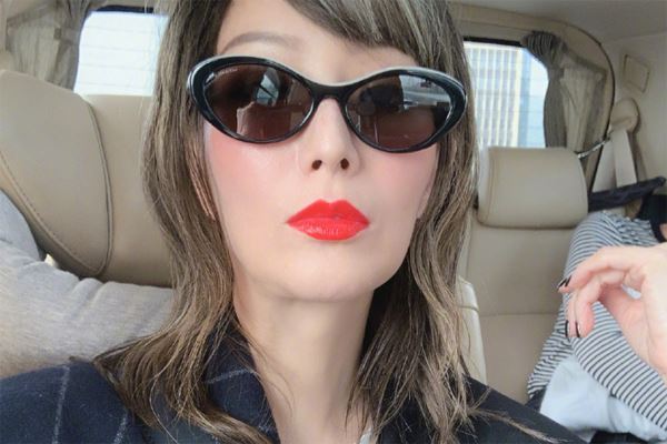 48岁郑秀文晒腹肌照 素颜照皮肤清透