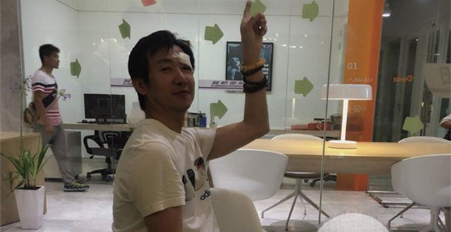 鄢颇为什么被砍伤 李小冉与鄢颇恋爱牺牲颇多