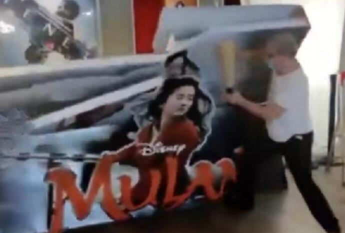 影院老板砸花木兰宣传板 影院怒撕刘亦菲花木兰海报原因是什么