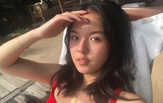  李咏老婆女儿近况 晒泳装照回归生活
