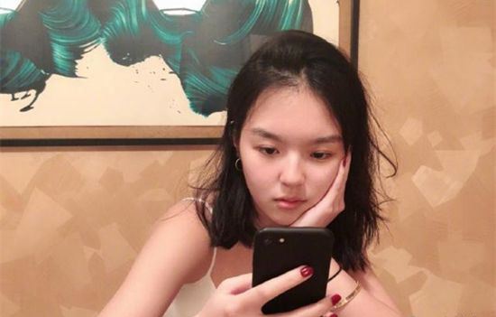  李咏老婆女儿近况 晒泳装照回归生活