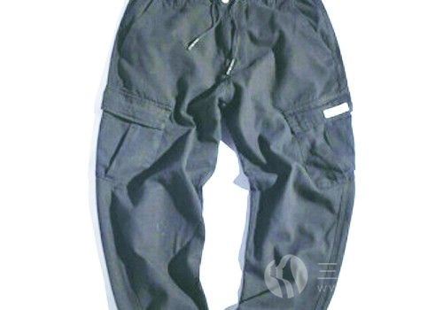 白色高帮鞋搭配什么裤子和衣服