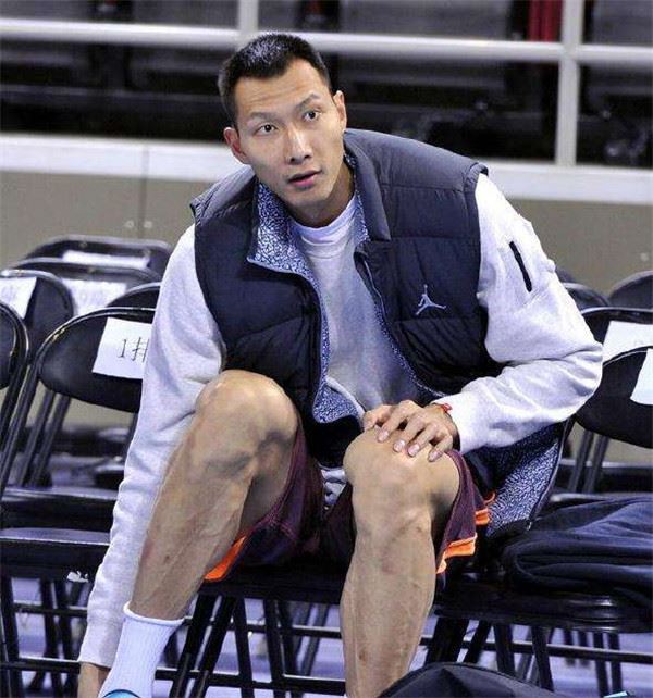 易建联老婆荆灵生活照片 易建联老婆身高差