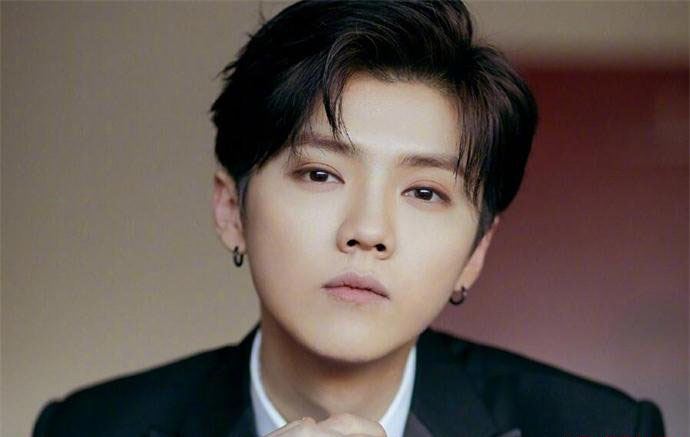 鹿晗被扔衣服 脾气和修养获赞