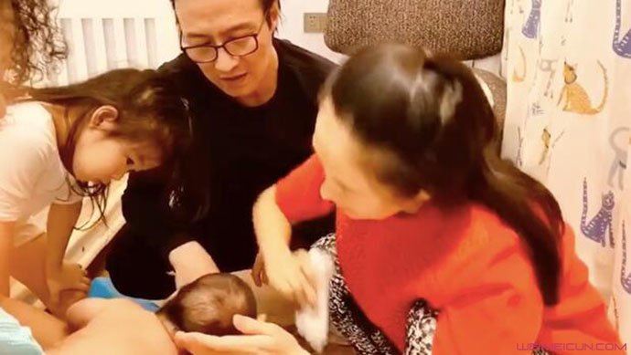 章子怡给儿子剃头 女儿醒醒的表情是亮点