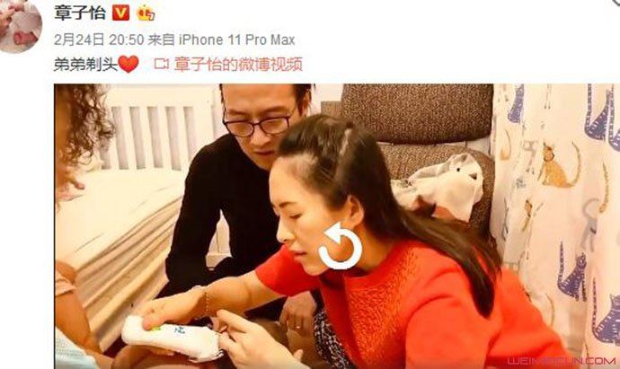 章子怡给儿子剃头 女儿醒醒的表情是亮点