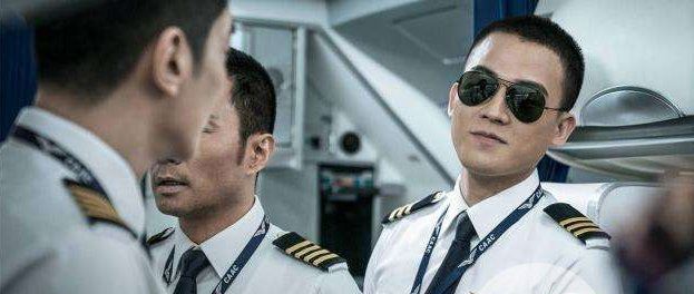 中国机长票房破10亿 3U8633航班机长资料