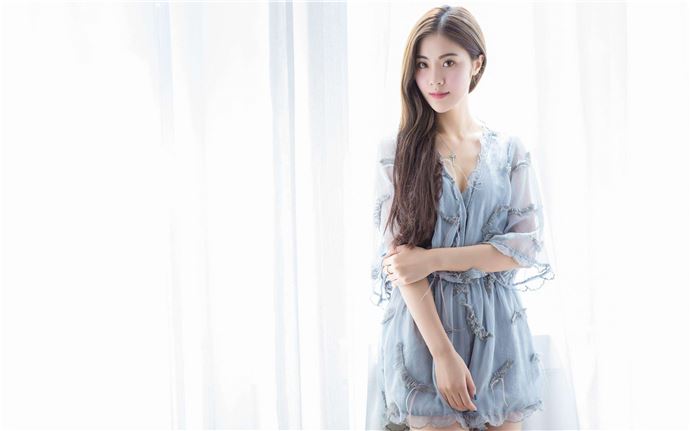 他一下子把我推到墙边 被同学拉到没人的地方摸下面