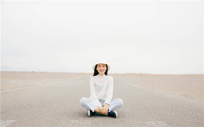 他一下子把我推到墙边 被同学拉到没人的地方摸下面