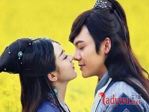 赵丽颖当众解内衣 宫锁沉香最大尺度床戏