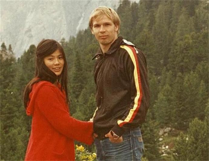 翁美玲的葬礼现场图片 翁美玲为什么自杀