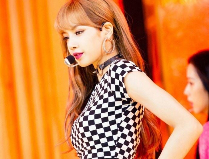 lisa是哪两国混血 blackpink成员lisa家境背景怎么样