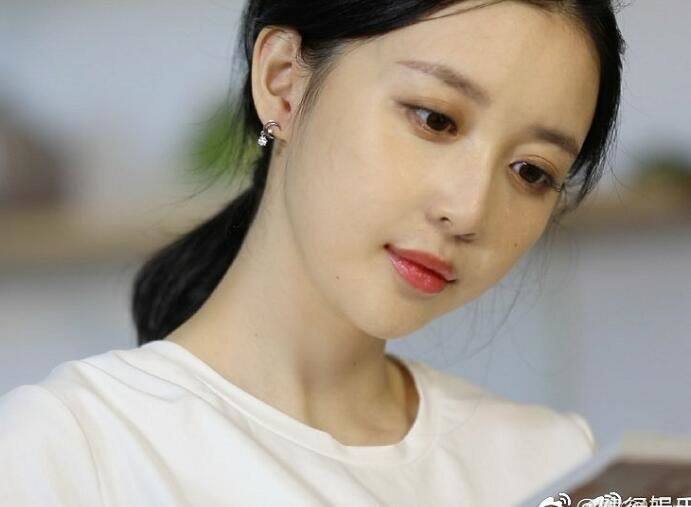 被王思聪吃瓜波及 吴翊凤辟谣真正的amy姐另有其人身份遭扒