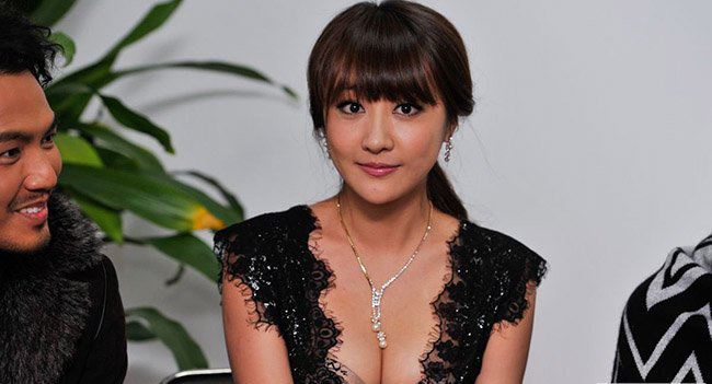 左岩个人资料 与杨迪的结婚照被踢爆