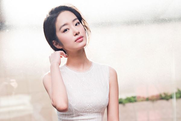 杨采钰老公陈金飞吗 杨采钰一双大长腿让人羡慕