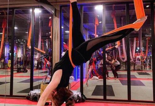 梁静茹在线打假某大V 大批网友前往围观