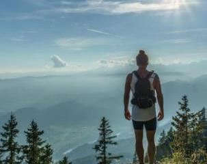 人总是珍惜未得到的,而遗忘了所拥有的