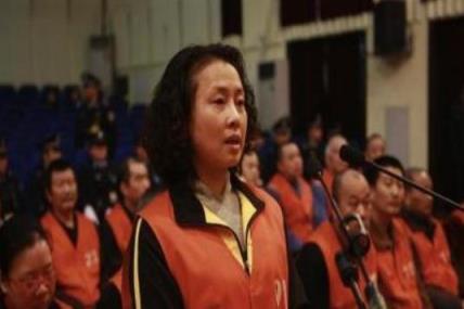 这么美艳的女人心却这么黑,人美心丑!