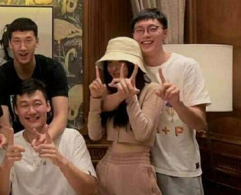 【西看】胡明轩女朋友是谁高诗岩结过婚知乎瓜 胡明轩女朋友资料微博照片