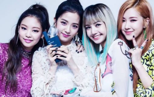 lisa是泰国和哪的混血？lisa的组合叫什么都有谁