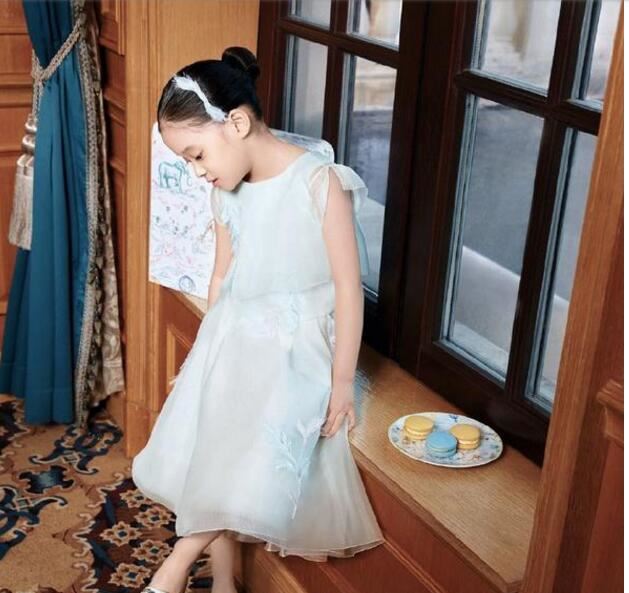 梅婷女儿登封面遗传妈妈美貌 大名太甜寓意父母恩爱之情