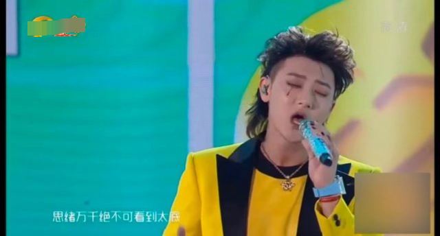 【西看】央视元宵晚会收视夺冠！黄子韬造型又油腻又邋遢？