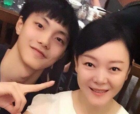 【西看】胡明轩的家境是单亲身高个人简历 胡明轩妈妈是干啥的背景资料照片