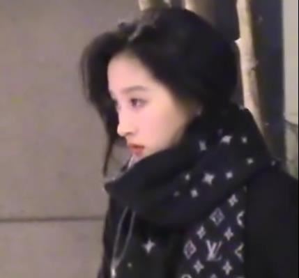 狗仔镜头下的关晓彤 网友：比工作室精修还好看