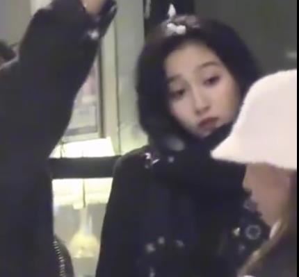 狗仔镜头下的关晓彤 网友：比工作室精修还好看