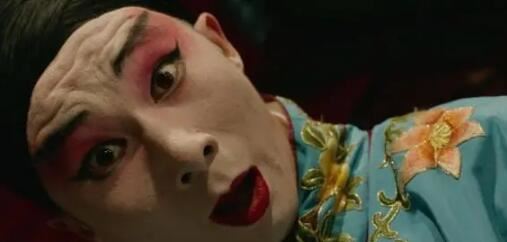 电影黄皮子坟结局什么意思最后一幕分析 最后两人唱戏胡八一回头疑点解析