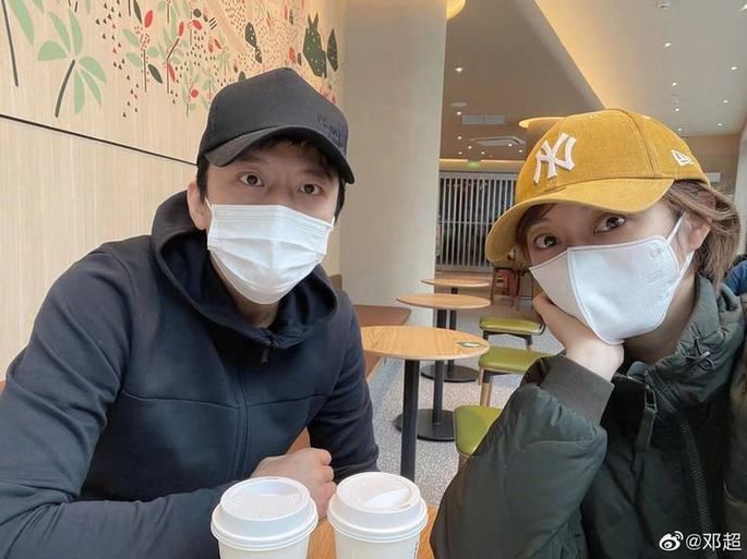 【西看】孙俪陪邓超雨中剪葱 邓超自侃“葱动”逗笑老婆