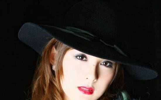 三大最美日本人妖 佐藤佳代性感到妹子都自愧不如