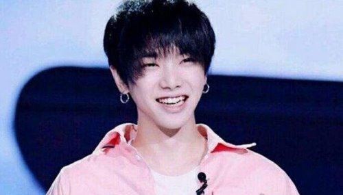 华晨宇家世显赫 父亲华福雄是某银矿企业副董(妥妥的富二代)