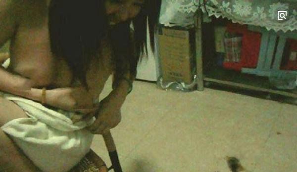 挤奶门事件图片 90后美女挤奶喂狗惊呆网友(疑造假)