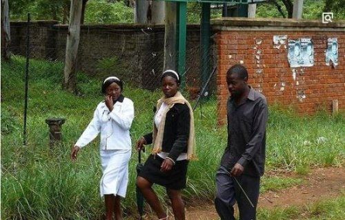 津巴布韦劫精女 为生存强奸男人(用避孕套劫取精液卖钱)