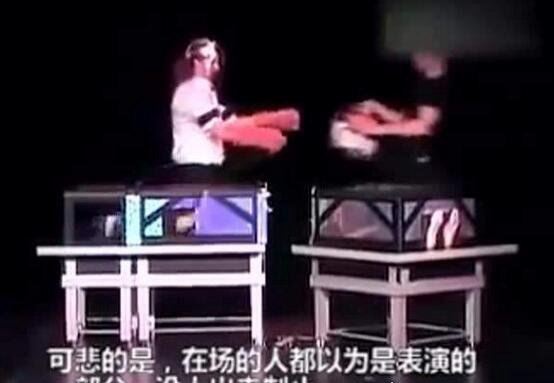 世界十大魔术失误现场 电锯魔术失误后将妻子给锯死(视频)